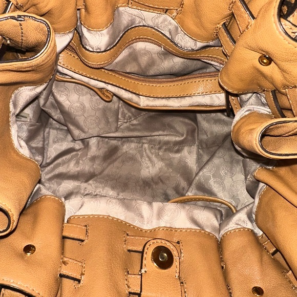 Michael Kors Edie Slouchy Leather Shoulder Bag in Leather - Picture 6 of 7